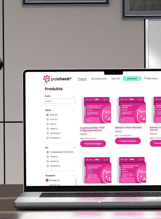 WooCommerce-Webshop von palcheck: Produktübersicht mit Tierart-Filter auf Laptop am Arbeitsplatz