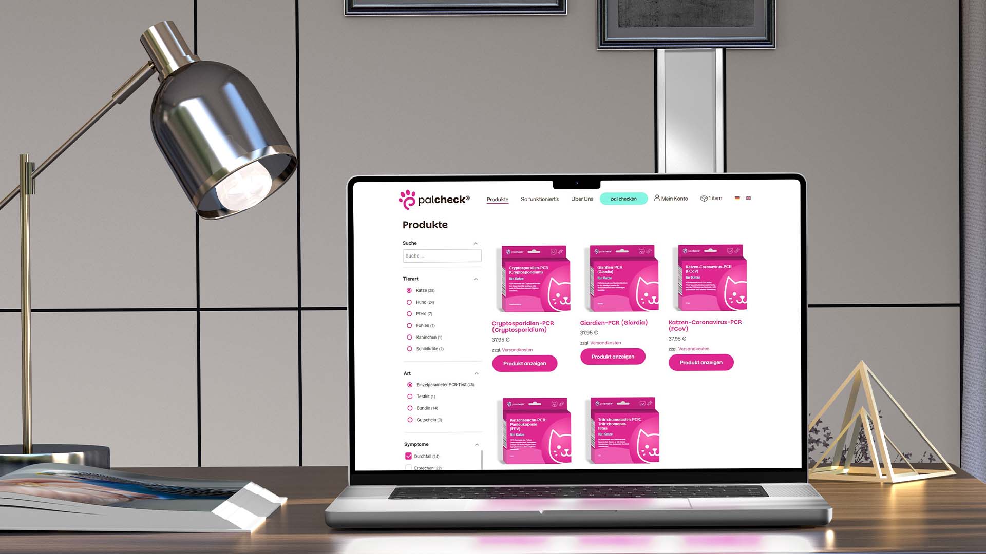 WooCommerce-Webshop von palcheck: Produktübersicht mit Tierart-Filter auf Laptop am Arbeitsplatz